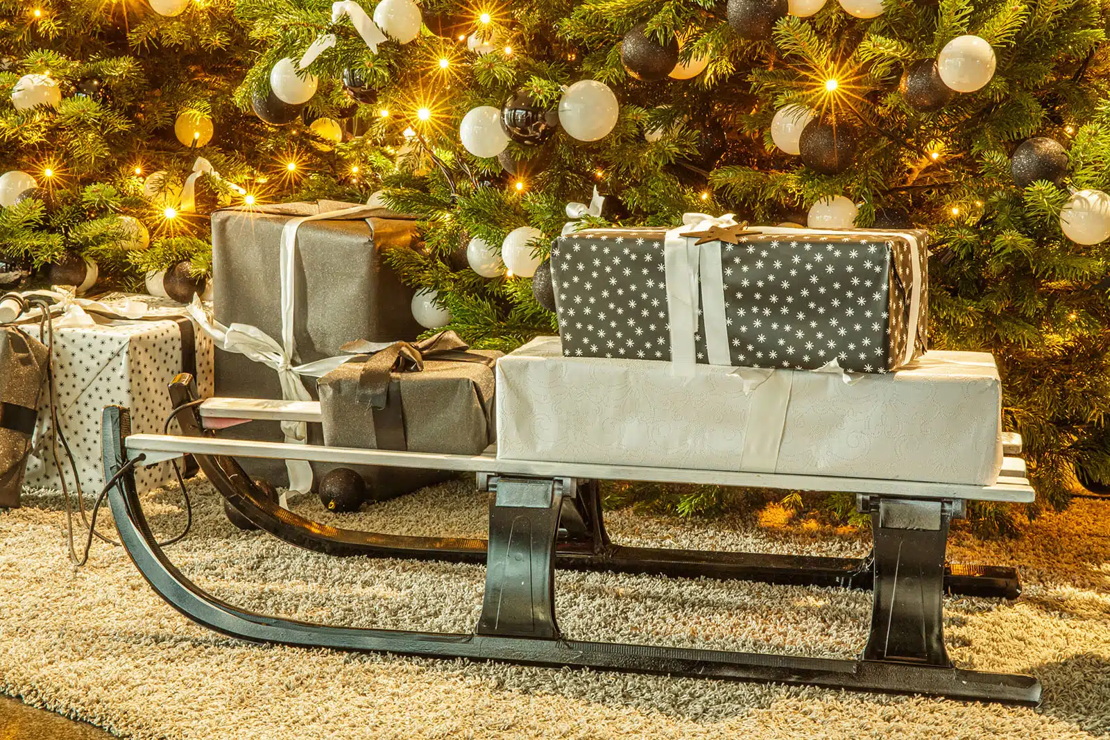 Christbaum-Service_Galerie_Scharz-Weiss-Gold-003